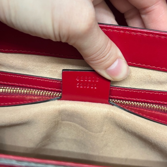 Gucci Guccissima Signature Medium Padlock Top Handle Leather Bag in Hibiscus Red - Picture 13 of 13